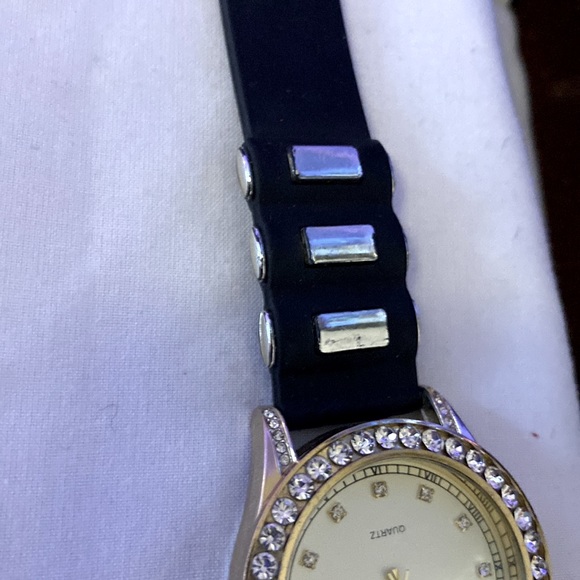 Jewel House Quartz Watch - Picture 7 of 9